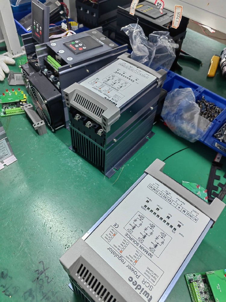 电力调整器的额定电压参数对其利用场景有何限度？