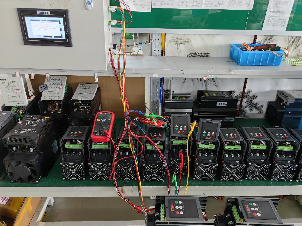 当电力调整器必要频仍切换工作模式时，响应功夫过长影响出产效能，怎么优化设置来加快切换速度？