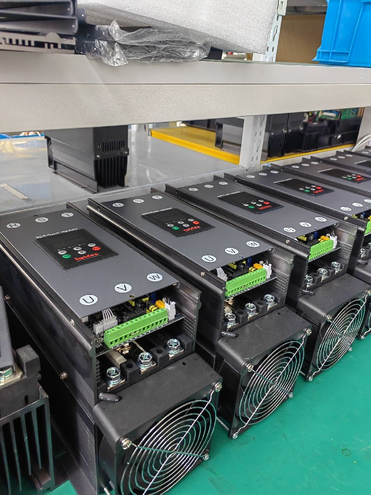 给电力调整器建设的保险丝频仍熔断，怎么判断是设备过载还是保险丝规格不合？